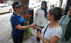 Adıyaman Belediyesi zabıtası esnafa kırmızı karanfil dağıttı