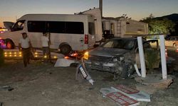 Adıyaman'da minibüs ile otomobil çarpıştı: 12 yaralı