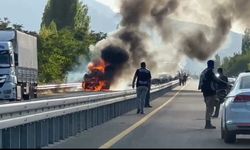 Elazığ’da seyir halindeki otomobil alev aldı
