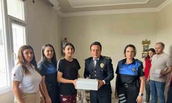 İlçe Emniyet Müdürü Elmalı, kız çocuklarına ayakkabı hediye etti
