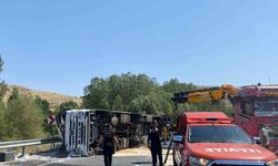 Malatya-Kayseri Yolunda Feci Kaza: Tır Devrildi, Sürücü Ağır Yaralı