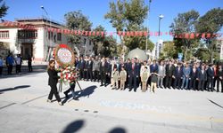 İlköğretim Haftası'nda Atatürk Anıtı’na çelenk sunuldu