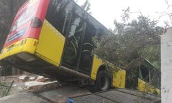 Freni patlayan İETT otobüsü duvarda asılı kaldı