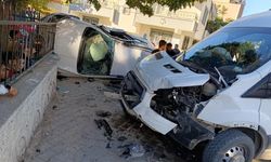 Adıyaman’da okul servisi ile otomobil çarpıştı: 5’i öğrenci 7 yaralı