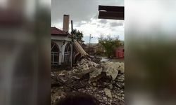 Fırtına caminin minaresini yıktı!