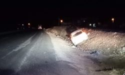 Adıyaman'da otomobil şarampole girdi: 2 yaralı