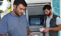 ATM’de buldukları paranın sahibini arıyorlar
