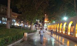 Belediye kirlenen sokakları yıkadı