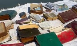 Çay kenarında, çuval içinde çok sayıda dini kitap bulundu