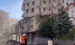Diyarbakır'da ağır hasarlı bina tek dokunuşta yerle bir oldu