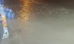 Diyarbakır’da sağanak nedeni ile bazı iş yerlerini su bastı