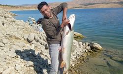 Elazığ’da amatör balıkçı 22 kiloluk turna yakaladı