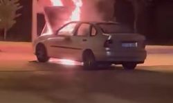 Elazığ’da seyir halindeki otomobil alev aldı
