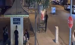 Elazığ'da tekmeyle otobüs durağının camını kırdı