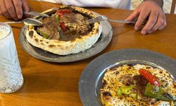 Kiremitte pişen lavaş kebabı damak çatlatıyor