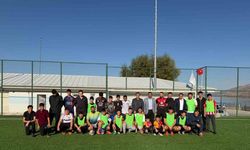 Öğrenciler ve aileleri futbol maçı yaptı, ortaya renkli görüntüler çıktı