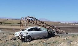 Şanlıurfa'da kontrolden çıkan otomobil elektrik direğini devirdi: 1 yaralı