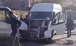 Siirt'te öğretmenleri taşıyan minibüs ile yolcu aracı çarpıştı: 11 yaralı