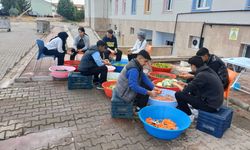 Fabrika gibi okul... Hem öğrenci hem çiftçiler