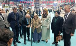 88 yaşında okuma yazma öğrenen Emine Teyze kitap fuarının onur konuğu oldu