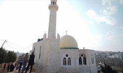 Filistin topraklarını gasbeden İsrailliler, Batı Şeria'da bir camiyi kundakladı