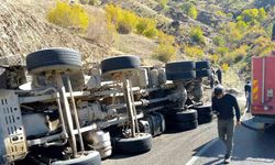 Batman’da virajı alamayan asfalt yüklü kamyon devrildi