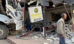 Elazığ’da Freni Boşalan Kamyon Ekmek Fırınına Girdi