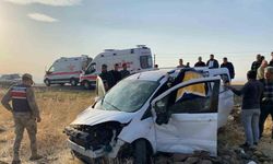 Elazığ’da hafif ticari araç tarlaya uçtu: 3 yaralı