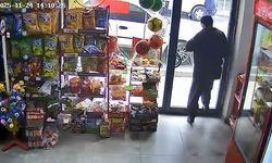 Elazığ’da Şaşkına Çeviren Görüntü: Müşteri Cam Kapıya Çarpınca Kapı Kırıldı