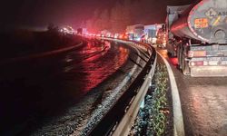 Elazığ’da tır devrildi: Kilometrelerce araç kuyruğu oluştu