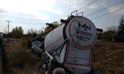 Elazığ-Malatya Yolunda Feci Kaza: Silobas Takılı Tır Elektrik Direğine Çarptı!