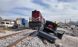 Malatya’da yük treni otomobil ile çarpıştı