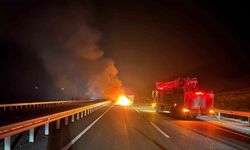 Römorka çarpan otomobil alev topuna döndü: 2 yaralı