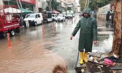 Sağanak yağış yolları göle çevirdi