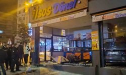 Şanlıurfa’da kontrolden çıkan otomobil, dönerciye daldı