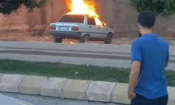 Şanlıurfa’da park halindeki otomobil alev topuna döndü