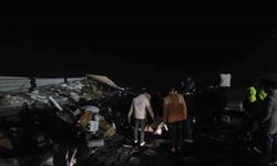 Şanlıurfa'da tekstil malzemesi yüklü tır devrildi: Yol trafiğe kapandı