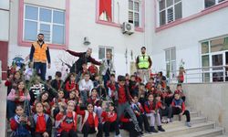 Siirt’te ilkokul öğrencilerine fidan dağıtıldı