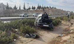 Kontrolden çıkan otomobil taklalar atarak refüje uçtu: 1 ölü, 4 yaralı