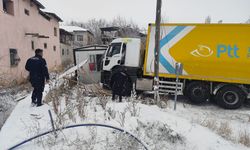 Kar ve Buz Malatya’da Kaza Getirdi: PTT Aracı Kontrolden Çıktı