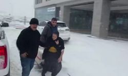 Ambulansla karda mahsur kalan hastayı belediye ekipleri kurtardı