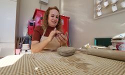 Depremde yaşadıklarını unutmak için sanata yöneldi