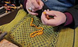 Çıraklıktan devlet sanatçılığına uzanan tespih ustası mesleğine 40 yılını verdi