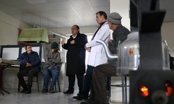 Gönüllü doktor ve gençler sağlık taraması ve ilk yardım eğitimi için köy yollarında