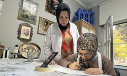 Görme engelli Zeynep resim yaparak hayata tutunuyor