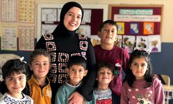 Köy okulunun kadın öğretmeni, sobalı sınıfta 6 öğrencisini geleceğe hazırlıyor