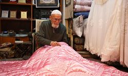 Yorgancı Şerafettin dede 72 yıldır iğnesini elinden bırakmıyor