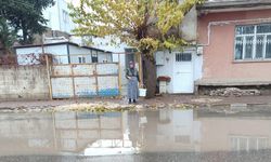 Caddede biriken sular evleri bastı