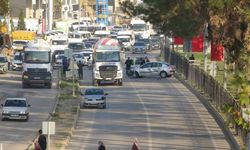 Çarpışan araçlar bulvarı trafiğe kapattı