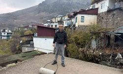 Çüngüş'te toprak evlere loğ çekiliyor